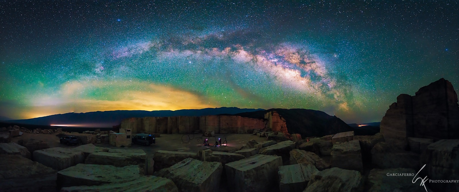 Arco de la Vía Láctea sobre el desierto, con el grupo trabajando