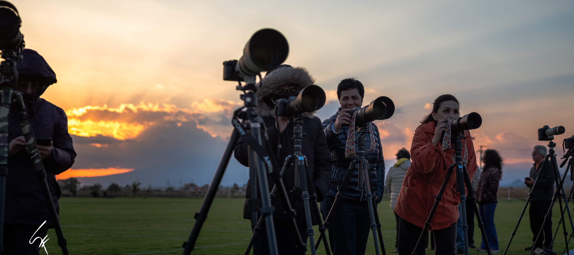 El grupo del taller con sus trípodes al atardecer