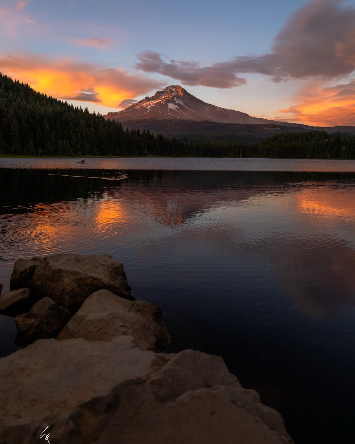 El Monte Hood al atardecer reflejado en Trillium Lake, Oregon