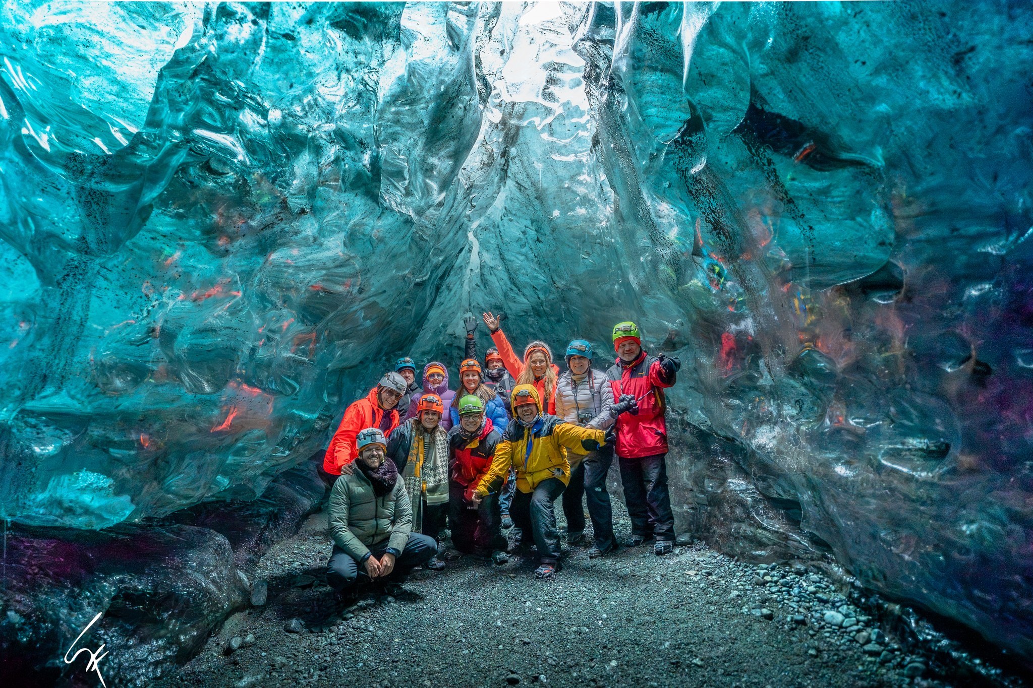 Grupo del taller dentro de una cueva de hielo azul en Islandia
