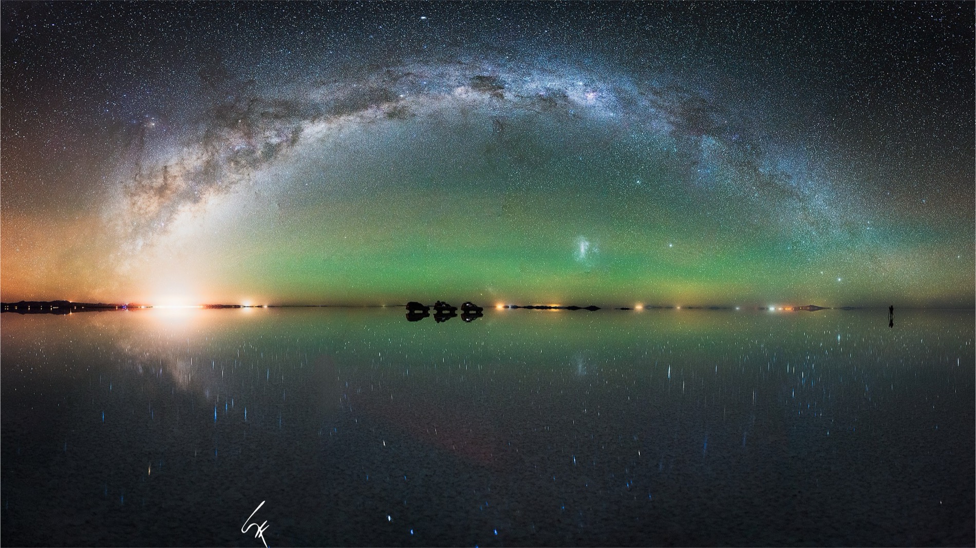 El arco de la Vía Láctea reflejado en el Salar de Uyuni