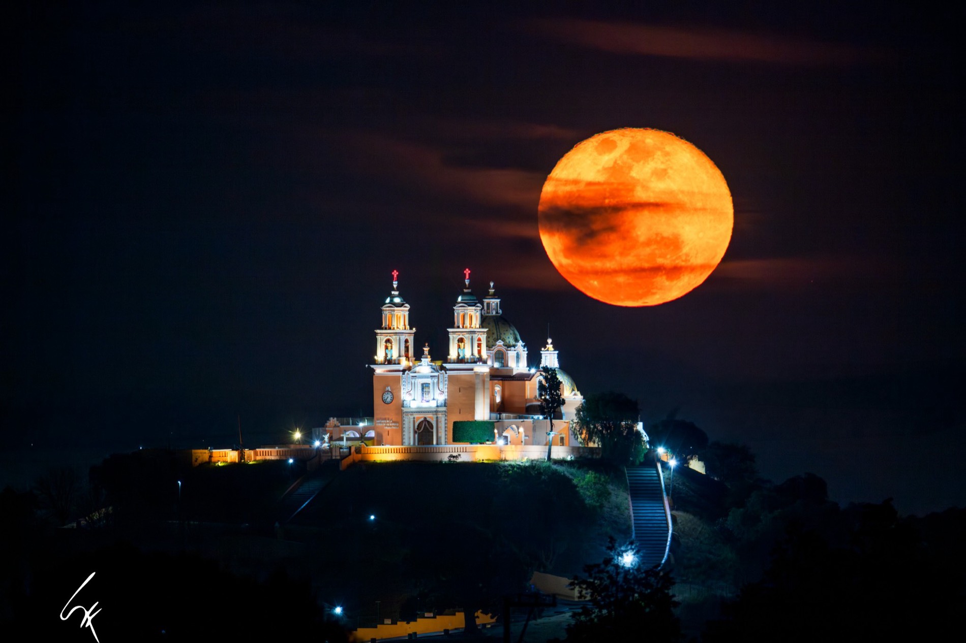 La luna llena saliendo detrás de la iglesia de los Remedios